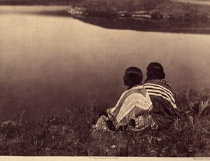 Bezczynna godzina - Chwila spokoju: Indianie Piegan siedzą na brzegu zbiornika wodnego. Zdjęcie pochodzi z tomu 6 encyklopedii wydanej przez Edwarda S. Curtisa (1868-1952) na temat Indian Ameryki Północnej, z przedmową Theodore