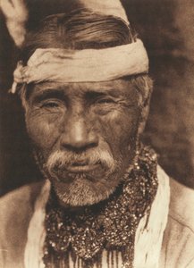 Zbliżenie starego północnoamerykańskiego Indianina widzianego od przodu autorstwa Edward Sheriff Curtis