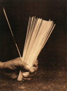 Zbliżenie dłoni Indianina z plemienia lub wioski Hupa trzymającego różdżkę wróżbiarską autorstwa Edward Sheriff Curtis