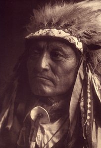 Crazy Thunder, a Sioux Teton (Oglala lub Ogalala) Zdjęcie z tomu 3 encyklopedii Edwarda S. Curtisa (1868-1952) na temat Indian północnoamerykańskich, z przedmową Theodore