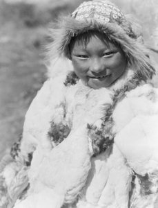 Eskimoskie dziecko zidentyfikowane jako Uyowutcha, prawdopodobnie z wyspy Nunivak na Alasce, ok. 1929 r. (zdjęcie czarno-białe)