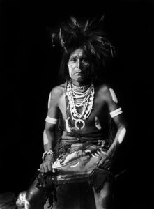 Indianin Hopi, noszący na szyi Naja, fot. Edward S. Curtis, ok. 1921 autorstwa Edward Sheriff Curtis