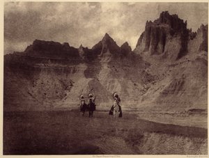 Na Badlandach. To niesamowite zdjęcie zostało wykonane w Sheep Mountain, w rezerwacie Pine Rige, Badlands, Dakota Południowa. Zdjęcie pochodzi z tomu 3 encyklopedii Edwarda S. Curtisa (1868-1952) na temat Indian północnoamerykańskich, z przedmową Theodore