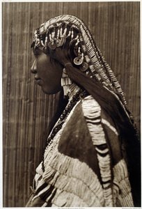 Indian of America: „” Portrait of Indian Girl”” Fotografia autorstwa Amerykanina Edwardsa Curtisa (1868-1952), XX wiek. La Rochelle, Muzeum Nowego Świata autorstwa Edward Sheriff Curtis