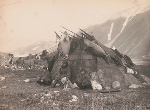 Chata i rodzina Eskimosów, ok. 1899 r. (zdjęcie czarno-białe) autorstwa Edward Sheriff Curtis