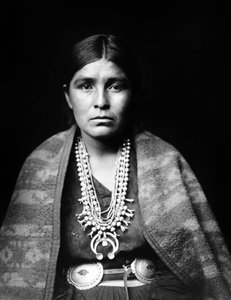 Kobieta Navajo nosząca srebrny naszyjnik z kwiatów kabaczka, pas concho, koc narzucony na ramiona, ok. 1904, fot. Edward S. Curtis autorstwa Edward Sheriff Curtis