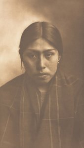 Suquamish kobieta, 1899. autorstwa Edward Sheriff Curtis