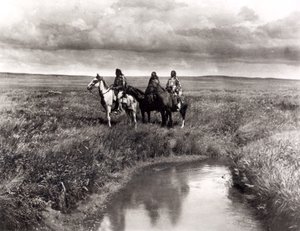 Trzech wodzów Indian amerykańskich, ok. 1900 r. (fotograwiura) (zdjęcie czarno-białe) autorstwa Edward Sheriff Curtis