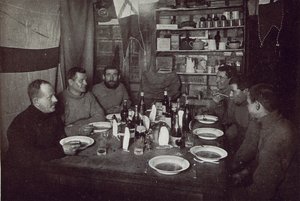 The Men, kolacja z okazji Dnia Środka Zimy, Brytyjska Ekspedycja Antarktyczna, Cape Evans, 22 czerwca 1912 (zdjęcie czarno-białe) autorstwa Edward W. Nelson