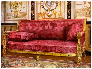 Rzeźbiona, złocona kanapa pokryta różem Brocade de Lyon, 1911-1912. autorstwa Edwin Foley