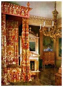 Łóżko Queen Annes, komoda na stojaku i drewniany kandelabr, 1910 r. autorstwa Edwin Foley