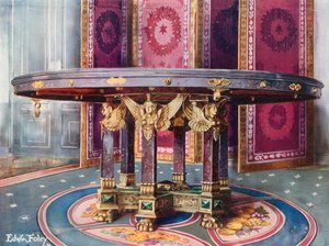 Okrągły stół z różnych marmurów, z cyzelowanymi złoconymi uchwytami. Składany ekran z rzeźbionego i złoconego drewna z jedwabnymi panelami.