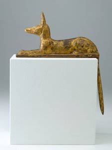 Anubis w formie leżącego szakala, 26-25 dynastia, późny okres, 715-525 pne (drewno z zaprawą i złoceniami)