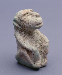 Statuetka pawiana, ze świątyni w Hierakonpolis, depozyt główny, wczesny okres dynastyczny, I-II dynastia (fajans szkliwiony) (zob. także 113908)