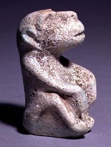 Statuetka pawiana, ze świątyni Hierakonpolis, główne złoże, wczesny okres dynastyczny, I-II dynastia (fajans szkliwiony) (patrz także 282581)