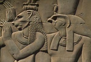 Detal reliefu, Bastet i Horus w kamieniu