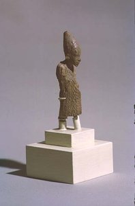 Figura króla noszącego Białą Koronę Górnego Egiptu i płaszcz z festiwalu Sed, ze świątyni Ozyrysa, Abydos, okres wczesnodynastyczny, ok. 3000 pne (patrz także 23814)