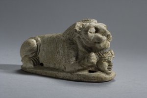 Pokrywka leżącego lwa trzymającego głowę, Napata-Meroe, Górna Nubia (steatyt)