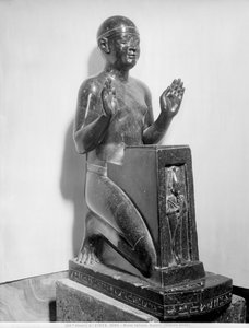 Naoforowy posąg mężczyzny (bazalt) autorstwa Egyptian