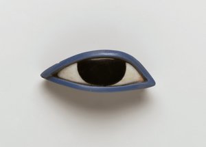 Prawe oko z trumny antropoidalnej (obsydian, kryształ i niebieskie szkło) autorstwa Egyptian