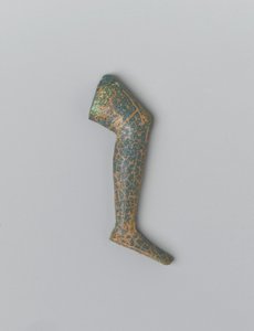Mała niebiesko-zielona nieprzezroczysta szklana ludzka noga z figury intarsji (szkło) autorstwa Egyptian