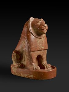Statuetka lwa siedzącego na cokole, z obwodu świątyni w Hierakonpolis, Egipcjanka, późna protodynastyka, koniec Starego Państwa, ok. 2700-2200 p.n.e. (ceramika)