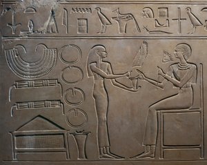 Fragment płaskorzeźby ze sługą pokazującym klejnoty królowej, z sarkofagu królowej Kawit, świątyni Mentuhotepa II, Deir el Bahari, Egipt