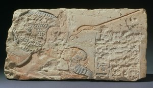 Pocałunek, płaskorzeźba królowej Nefretete całującej jedną ze swoich córek, z Hermopolis, Nowe Królestwo, okres Amarna (malowany wapień)