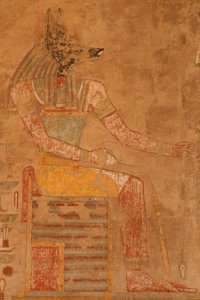 Anubis, bóg śmierci ze świątyni grobowej królowej Hatszepsut (ok. 1503-1482 pne) (malowany wapień)