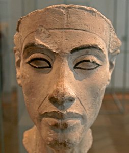Popiersie Nefretete (ok. 1370- ok. 1330 p.n.e.) Wielka królewska żona (główna małżonka) egipskiego faraona Echnatona. Nefertiti i jej mąż byli znani z rewolucji religijnej. Zaczęli czcić tylko jednego boga, Atena, tarczę słoneczną. autorstwa Egyptian 18th Dynasty