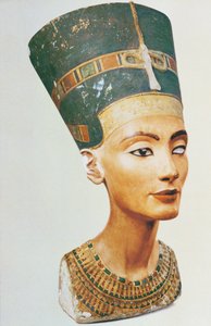 Popiersie królowej Nefretete z pracowni rzeźbiarza Tutmozisa w Tell el-Amarna (malowany wapień) (patrz także 114018, 114019 i 114020)