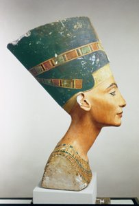 Popiersie królowej Nefretete, widok z boku, z pracowni Tutmozisa w Tell el-Amarna (malowany wapień) (patrz także 114018 i 114019)