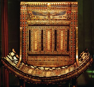 Ceremonialne krzesło Tutanchamona, detal zakrzywionego siedziska i oparcia, Nowe Królestwo, ok. 1325 pne (drewno pozłacane i inkrustowane) (detal z 59232) autorstwa Egyptian 18th Dynasty