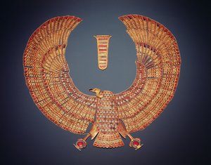Obroża w kształcie bogini sępów Nechbet, z grobowca Tutanchamona (ok. 1370-1352 pne) Nowe Królestwo (złoto inkrustowane kamieniami półszlachetnymi) (patrz także 153789)