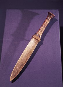 Sztylet, z Grobowca Tutanchamona (ok. 1370-1352 pne) Nowe Królestwo (złoto i dzieło cloisonne z kamieni półszlachetnych i szkła)