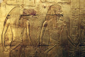 Jumaluudet, kaiverrus kolmannen kullalla päällystetyn hautakappelin takapaneelissa, Tutankhamonin aarre, Egypti, Egyptin sivilisaatio, Uusi kuningaskunta, dynastia XVIII Puola autorstwa Egyptian 18th Dynasty