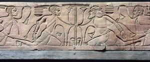 Fragment ceremonialnego podnóżka Tutanchamona (ok. 1370-52 pne) Nowe Królestwo (drewno)