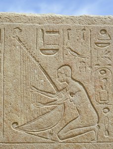 Fragment reliefu przedstawiającego muzyka, Karnark (zdjęcie ilustracyjne) autorstwa Egyptian 18th Dynasty