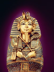 Fragment widoku z przodu jednej z trumien kanopskich, z grobowca Tutanchamona, Nowe Królestwo (pobite złoto inkrustowane kolorowym szkłem i gzymsem) autorstwa Egyptian 18th Dynasty