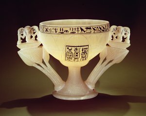 Kubek do picia w formie na wpół otwartego kwiatu lotosu, znaleziony przy wejściu do grobowca Tutanchamona (ok. 1370-1352 pne) Nowe Królestwo (alabaster) (patrz także 162302 i 149480)