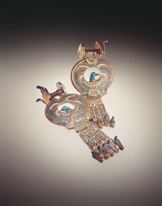 Kolczyki z ptakami hybrydami ze skrzydłami sokoła i głowami kaczek, z Grobowca Tutanchamona (ok. 1370-1352 pne) Nowe Państwo (złoto inkrustowane kolorowym szkłem i fajansem)