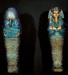 Starożytność egipska: Cisele złoty sarkofag używany do przechowywania visceres zmarłego. Ze skarbca Tutanchamona (All-Ankh-amun lub Tutanchamon) (1345-1327 p.n.e.) XVIII dynastia. znaleziony w Dolinie Królów, Tebach. 1342 P.N.E. Kair, Muzeum Egipskie autorstwa Egyptian 18th Dynasty