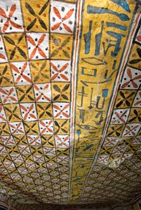 Starożytność egipska: sufit ozdobiony motywami geometrycznymi, Grób Roya (TT255). XVIII dynastia. Z Zachodniego Brzegu Luksoru, Egipt autorstwa Egyptian 18th Dynasty
