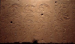 Starożytność egipska: fragment wygrawerowanego fresku przedstawiającego tancerzy, akrobatów i muzyków. Okres XVIII dynastii królowej Hatszepsut (Hatszepsut). Luksor, Muzeum Sztuki Egipskiej autorstwa Egyptian 18th Dynasty