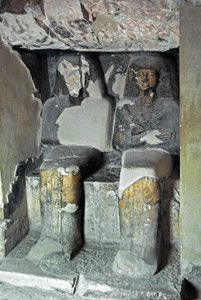 Starożytność egipska: rzeźby w pobliżu grobowca Kha em Het (Khaemhat) inspektora strychów i skryby na dworze Amenophisa III (TT57) przedstawiające skrybę i Imhotepa. XVIII dynastia. 1530-1290 pne. Dolina Szlachty. Luksor, Zachodni Brzeg, Egipt autorstwa Egyptian 18th Dynasty