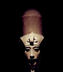 Starożytność egipska: posąg Amenhotepa IV (Amenophis IV lub Echnaton) z podwójną koroną. 1301 pne. XVIII dynastia. Szczegół rzeźby. Ze świątyni Amona Ra w Tebach. Luksor (Luksor lub Luksor). Muzeum Luksorskie. Egipt autorstwa Egyptian 18th Dynasty