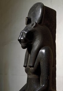 Starożytność egipska: bóstwo lwicy Sekhmet zwieńczone tarczą słoneczną. Posąg z czarnego granitu. 1540-1295 pne. Ciemny. 210 cm Turyn, muzeum egipskie autorstwa Egyptian 18th Dynasty