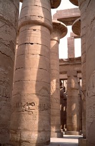 Starożytność egipska: widok na kolumny sali hipostylowej Świątyni Amona. Strona internetowa Karnaku w Luksorze, Egipt autorstwa Egyptian 18th Dynasty