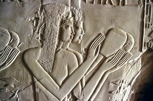 Starożytność egipska: młode dziewczęta składają ofiary. Grób Cheruef (TT 192) (XVIII dynastia) autorstwa Egyptian 18th Dynasty