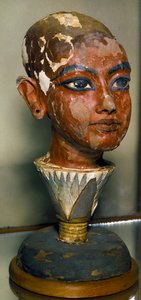 Antyk egipski: portret młodego faraona Tutanchamona (All-Ankh-amun lub Tutanchamon) wsparty na liściu lotosu. Malowana rzeźba w drewnie. Z Tresor Tutanchamona. Muzeum Egipskie, Kair. autorstwa Egyptian 18th Dynasty